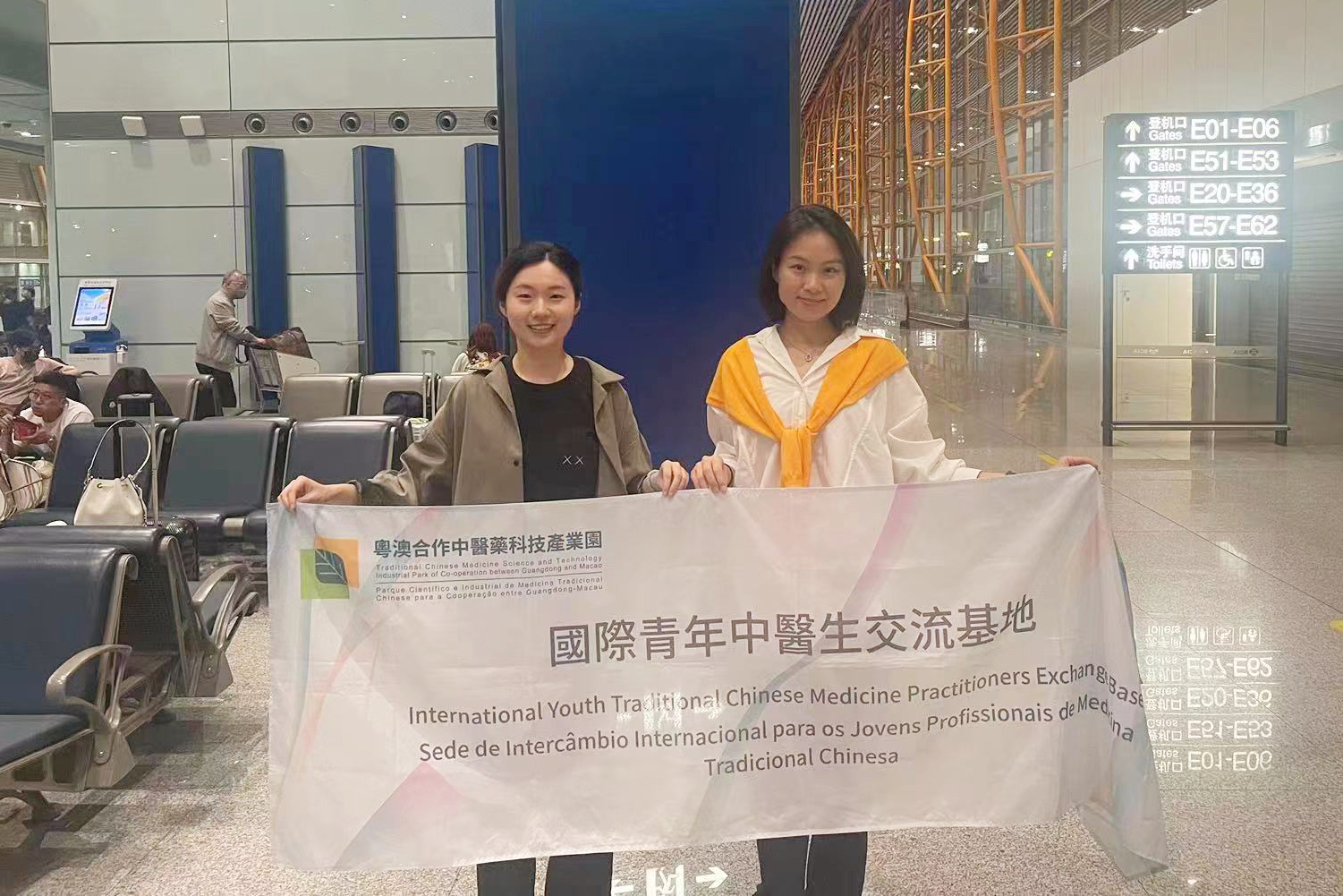 北京時間5月15日，產業園澳門中醫生程曦（左）、陳彩玲（右）趕赴西班牙馬德里.jpg